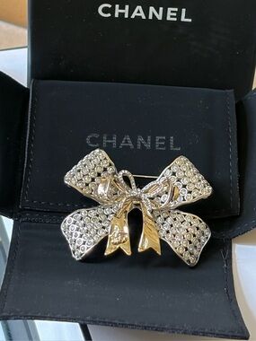 CHANEL Crystal-Embellished Gold Bow Pin